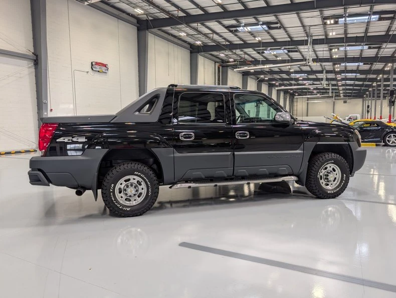 2004 Chevrolet Avalanche - Image 2 of 11