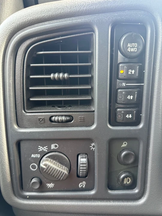 2004 Chevrolet Avalanche - Image 19 of 22