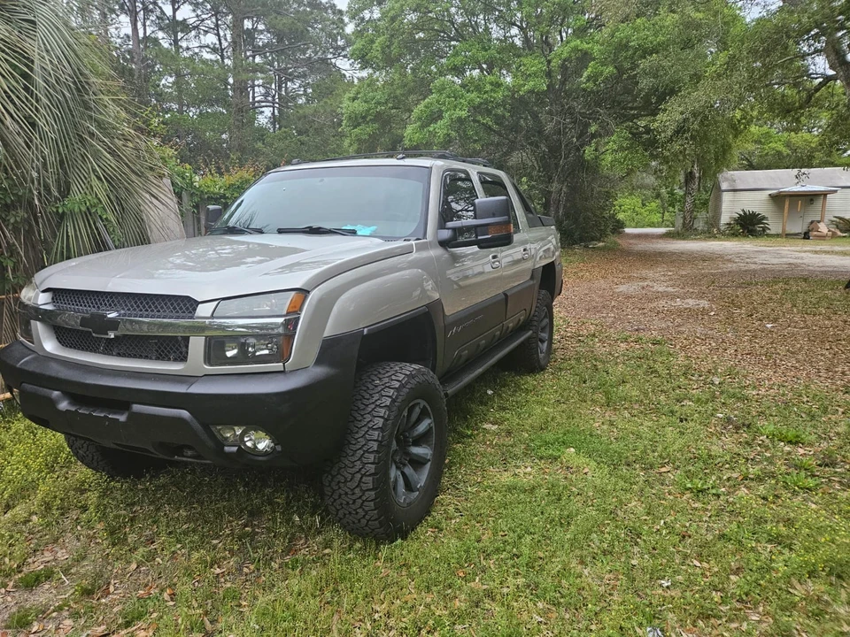 2004 Chevrolet Avalanche - Image 3 of 8