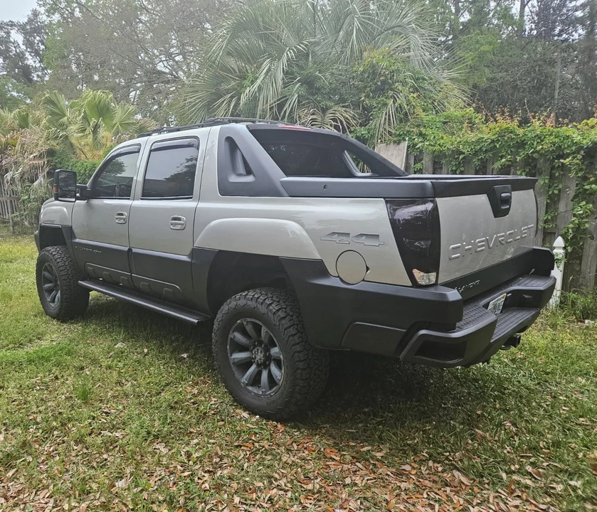 2004 Chevrolet Avalanche - Image 2 of 8