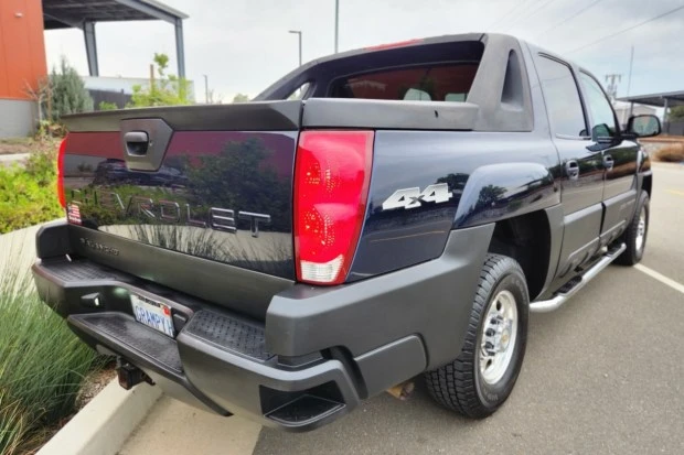 2004 Chevrolet Avalanche - Image 2 of 7
