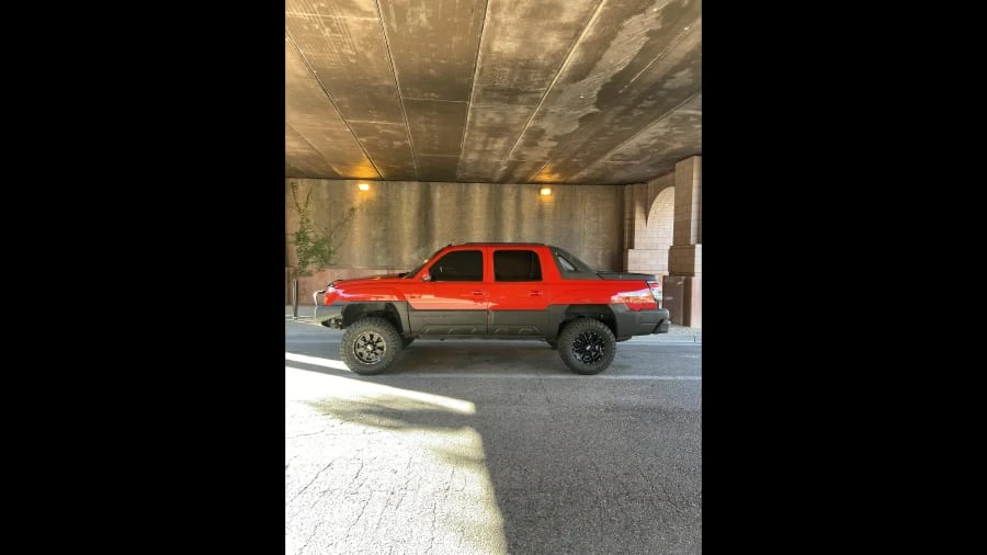 2004 Chevrolet Avalanche - Image 2 of 12