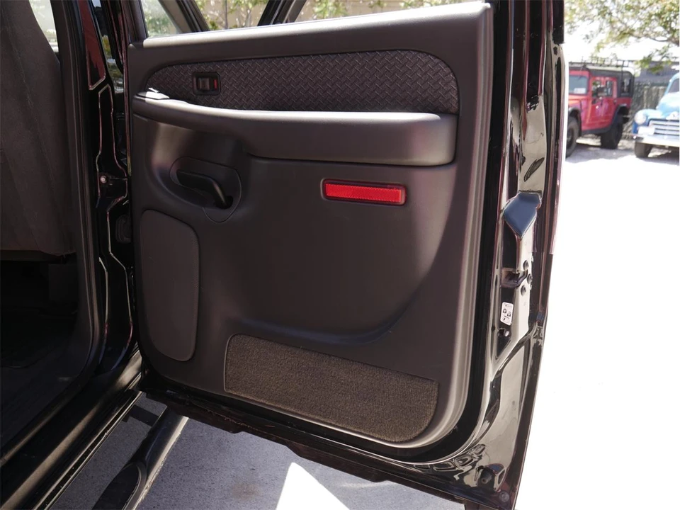 2004 Chevrolet Avalanche - Image 26 of 31