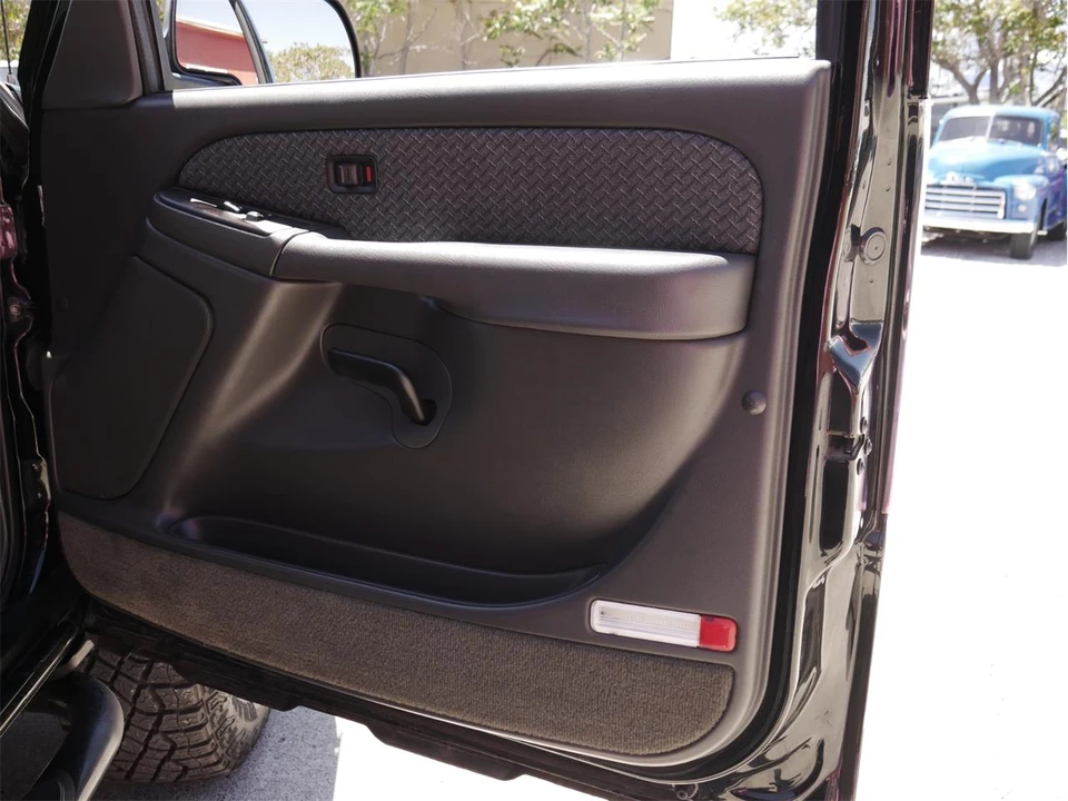 2004 Chevrolet Avalanche - Image 27 of 31