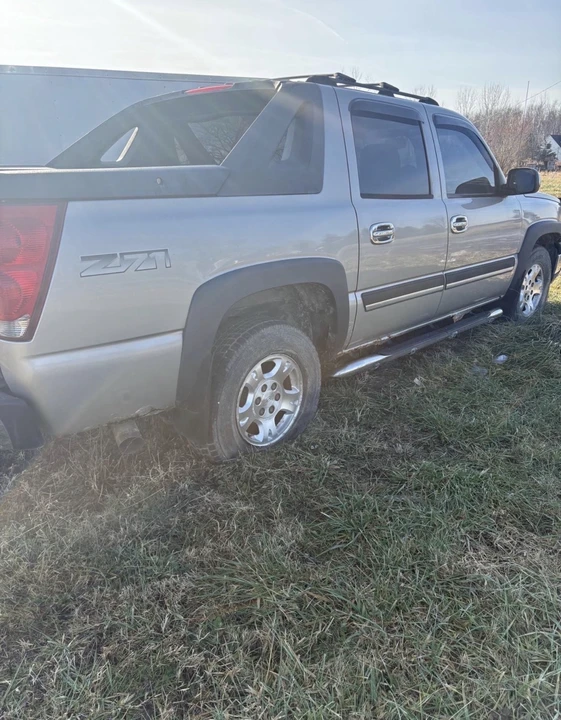 2004 Chevrolet Avalanche - Image 3 of 8