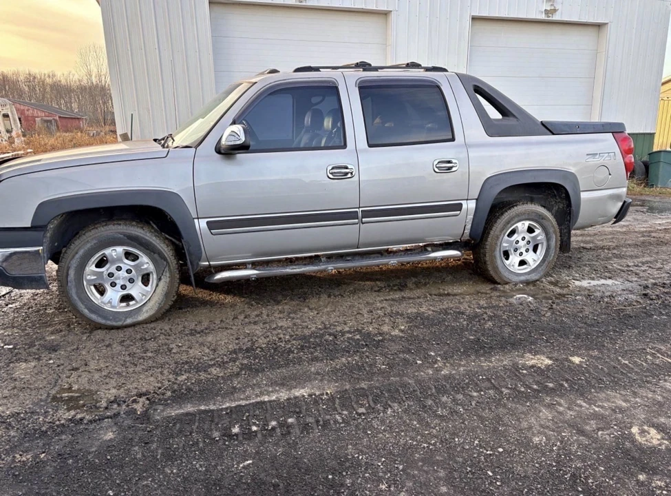 2004 Chevrolet Avalanche - Image 2 of 8