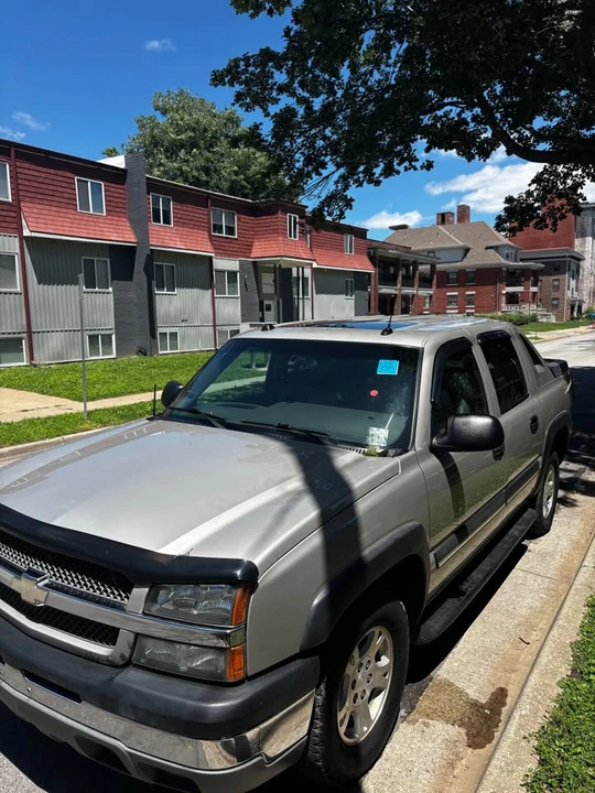 2004 Chevrolet Avalanche - Image 3 of 11