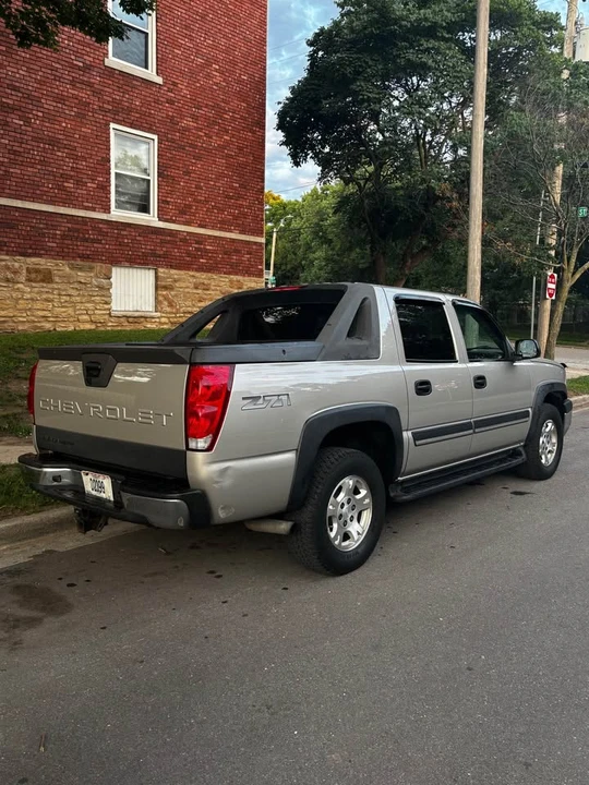 2004 Chevrolet Avalanche - Image 5 of 11