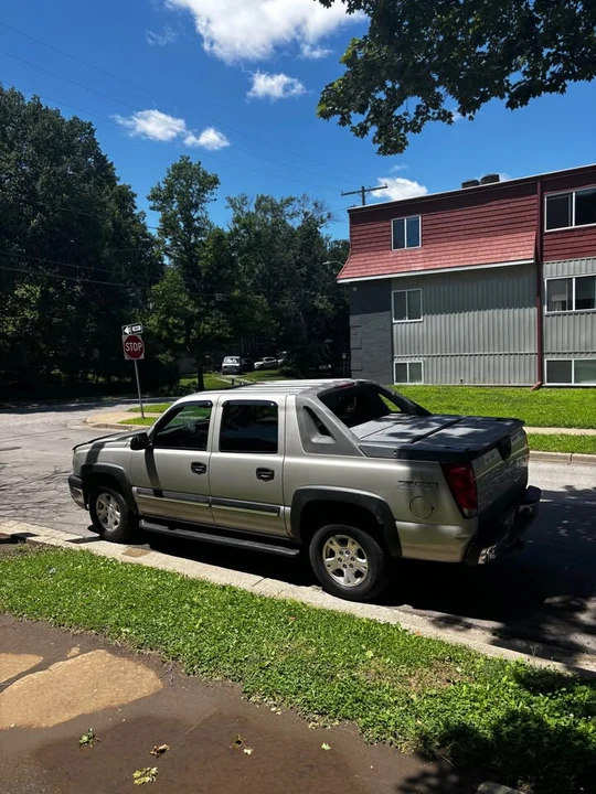2004 Chevrolet Avalanche - Image 2 of 11
