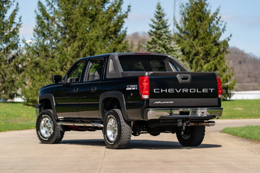 2004 Chevrolet Avalanche - Image 12 of 30