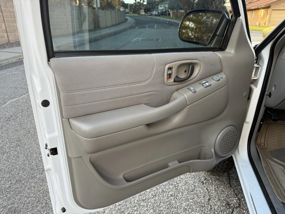 2004 Chevrolet S-10 Blazer 2nd Gen - Image 17 of 21