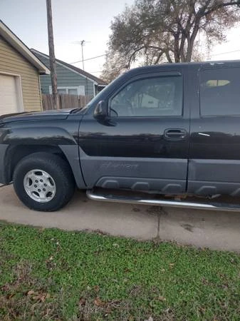 2004 Chevrolet Avalanche - Image 2 of 4