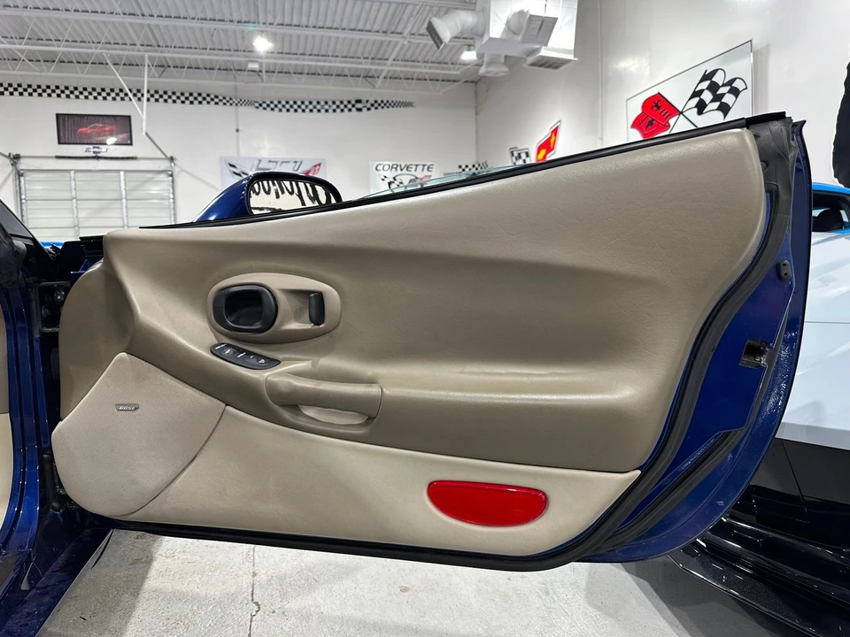 2004 Chevrolet Corvette - Image 12 of 21