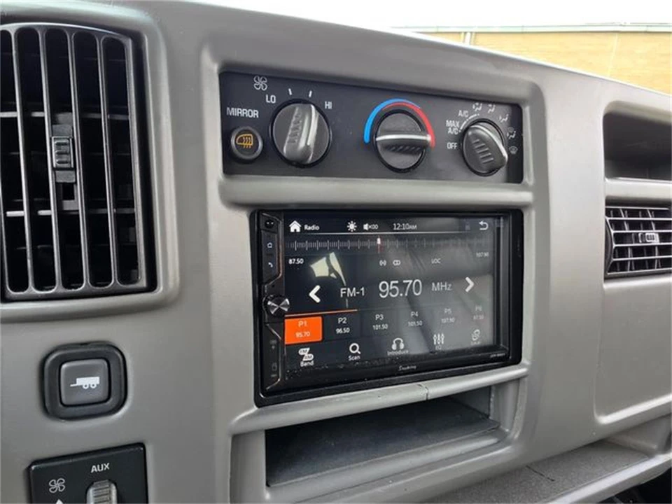 2004 Chevrolet Express - Image 19 of 31