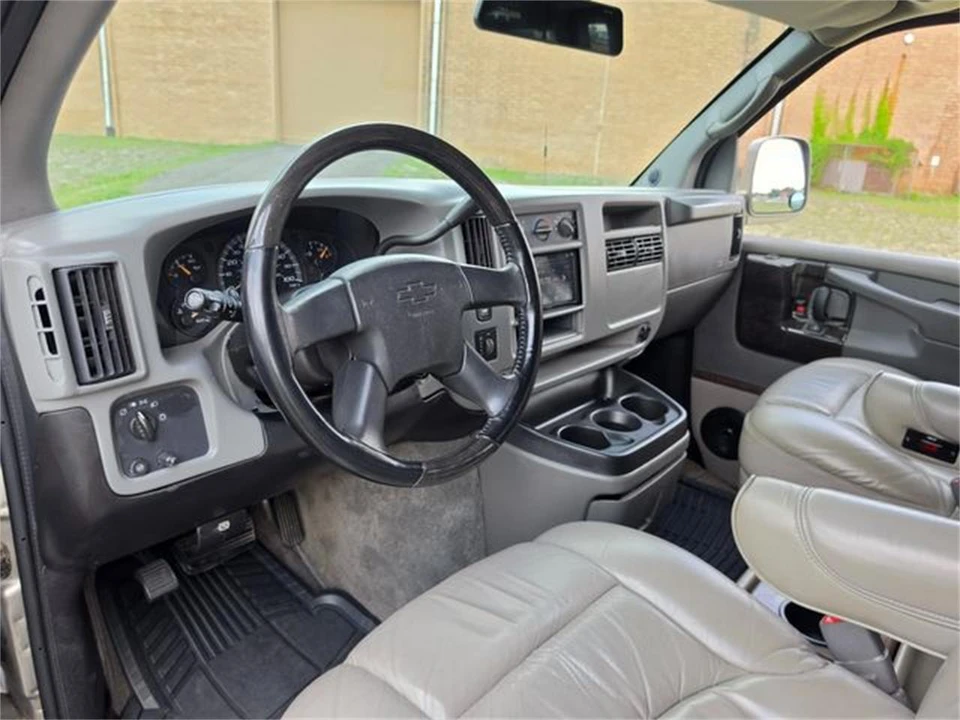 2004 Chevrolet Express - Image 16 of 31