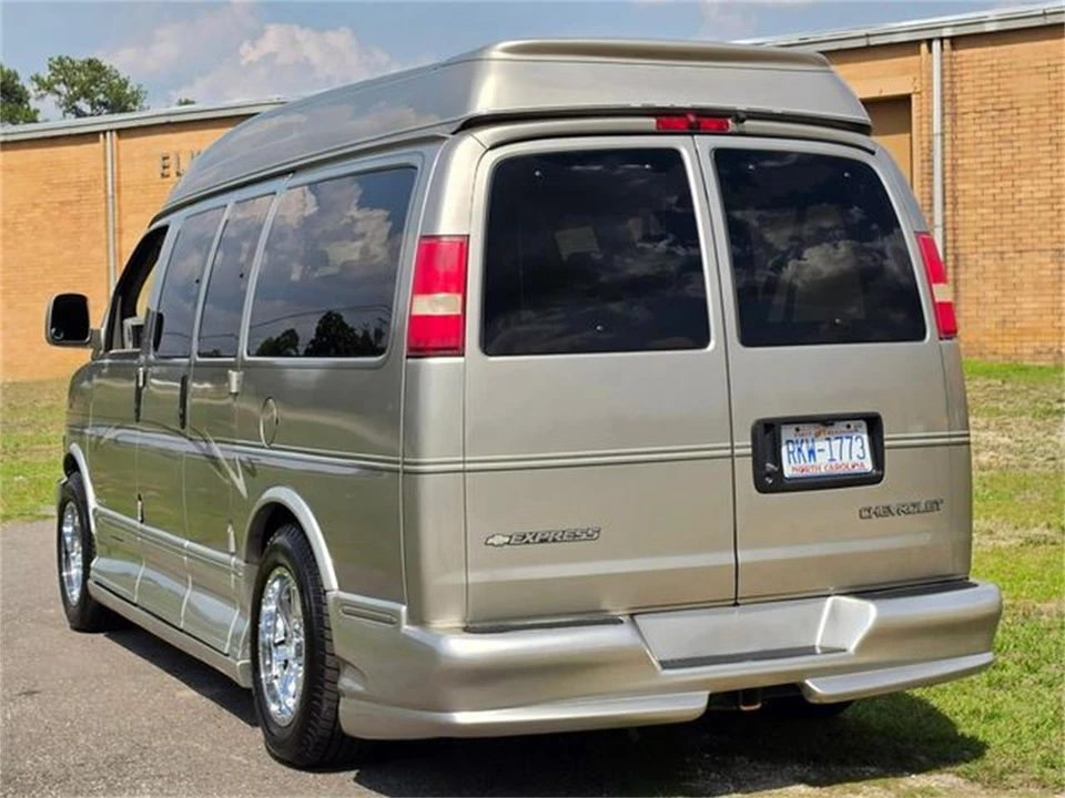 2004 Chevrolet Express - Image 10 of 31