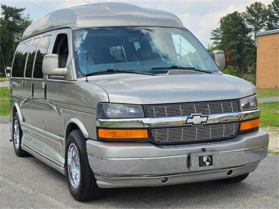 2004 Chevrolet Express - Image 4 of 31