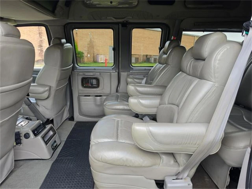 2004 Chevrolet Express - Image 28 of 31