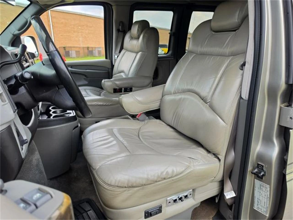 2004 Chevrolet Express - Image 14 of 31