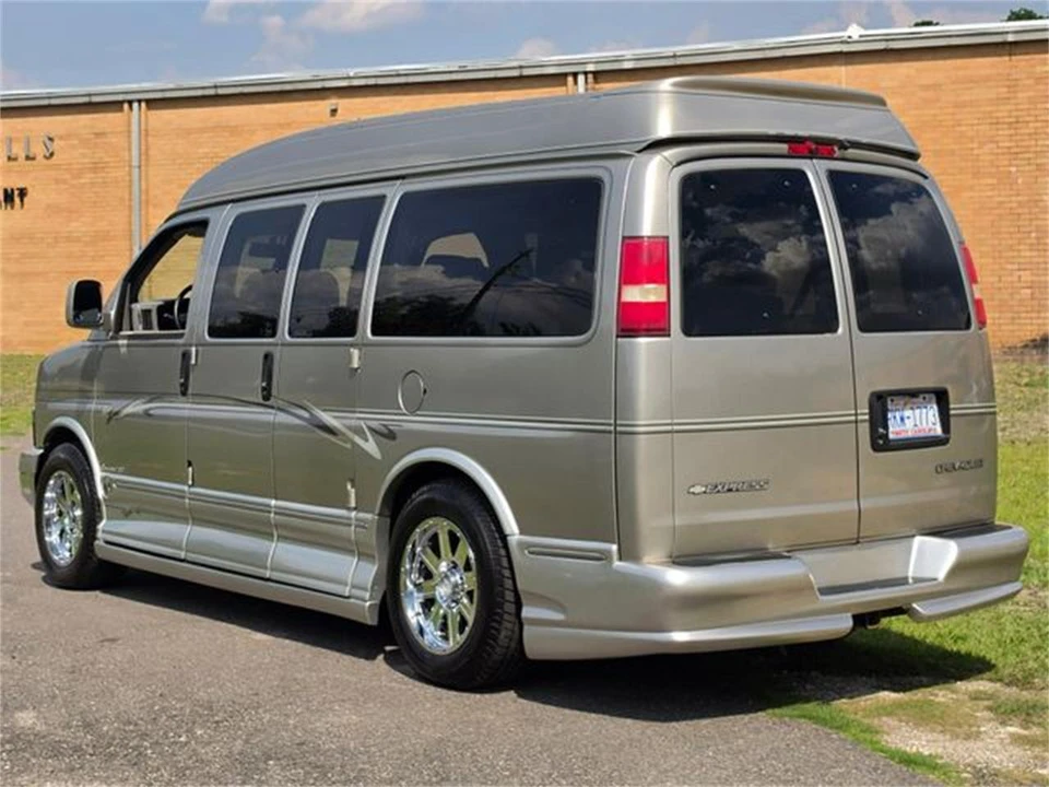 2004 Chevrolet Express - Image 11 of 31