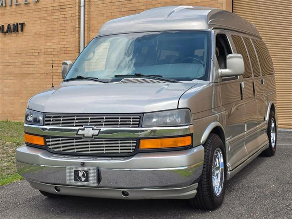 2004 Chevrolet Express - Image 2 of 31