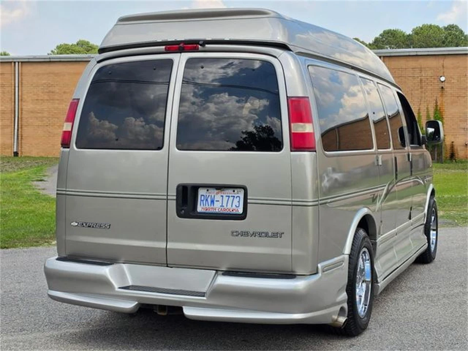 2004 Chevrolet Express - Image 8 of 31