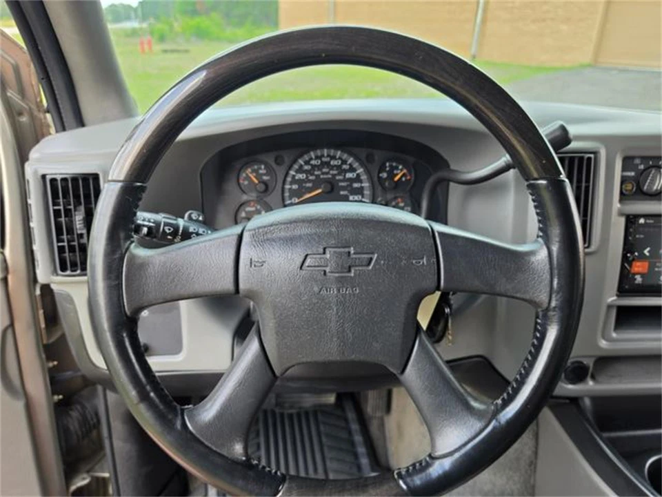 2004 Chevrolet Express - Image 17 of 31