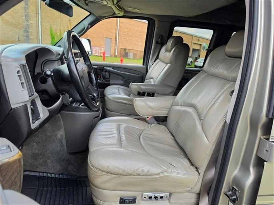 2004 Chevrolet Express - Image 15 of 31