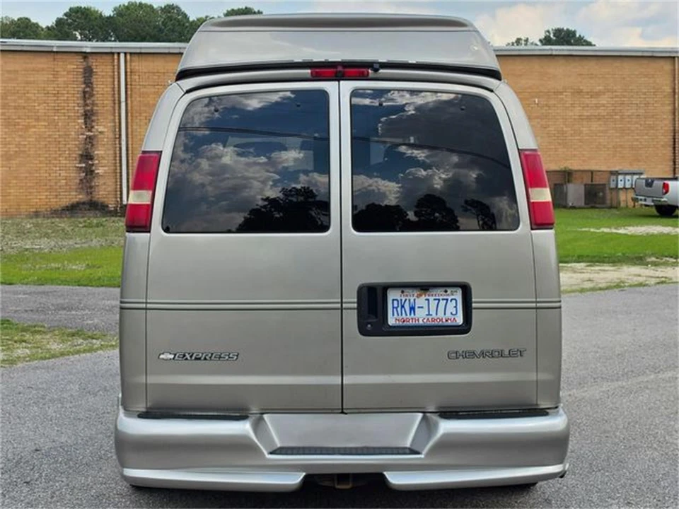 2004 Chevrolet Express - Image 9 of 31
