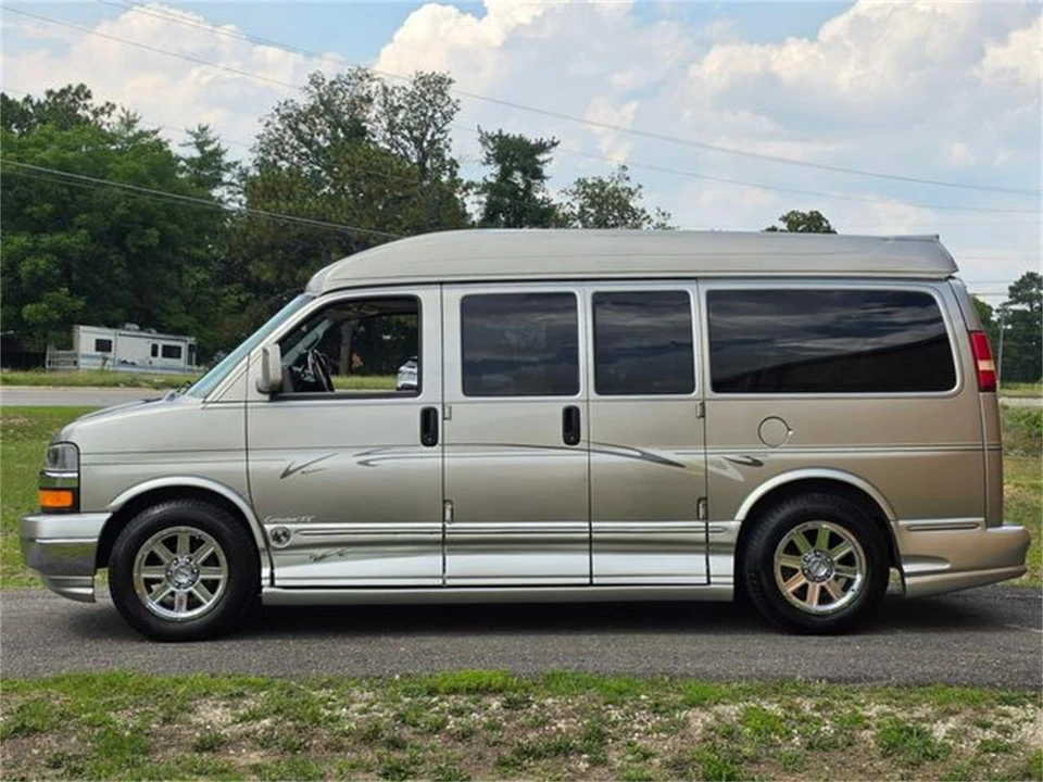 2004 Chevrolet Express - Image 12 of 31