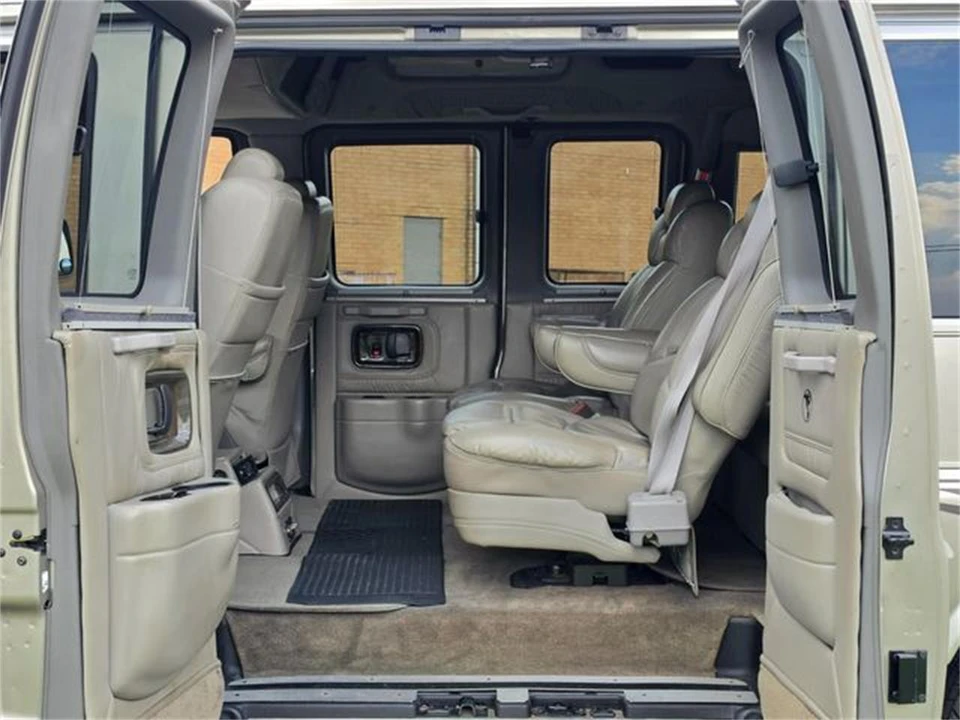 2004 Chevrolet Express - Image 27 of 31