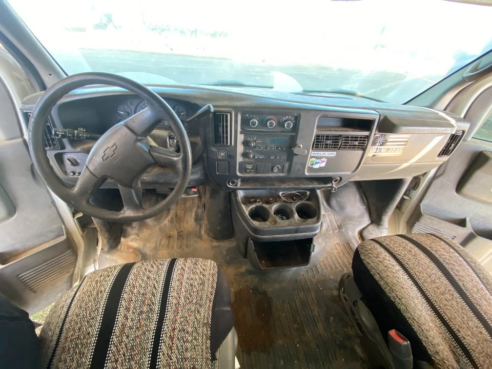 2004 Chevrolet Express - Image 13 of 20