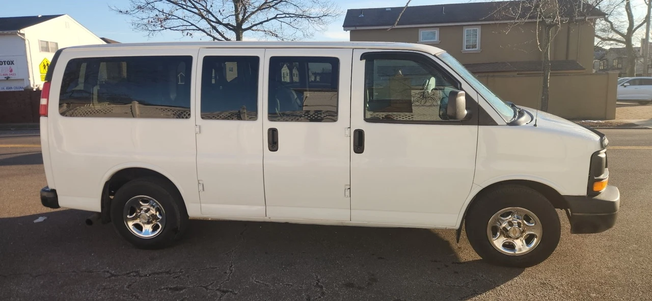 2004 Chevrolet Express - Image 2 of 8