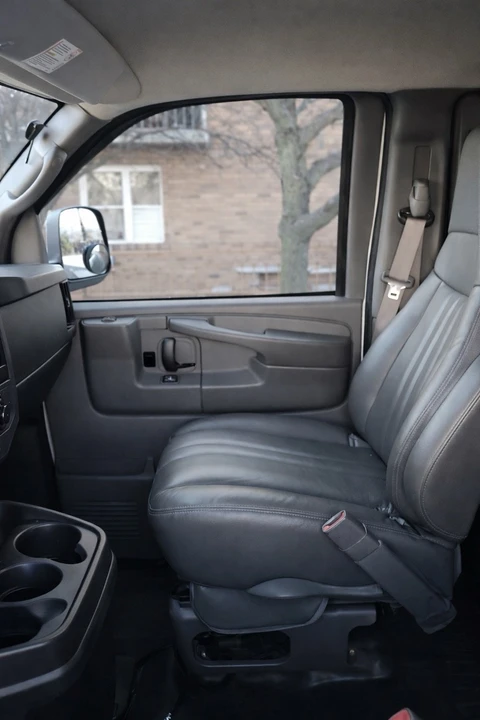2004 Chevrolet Express - Image 6 of 8