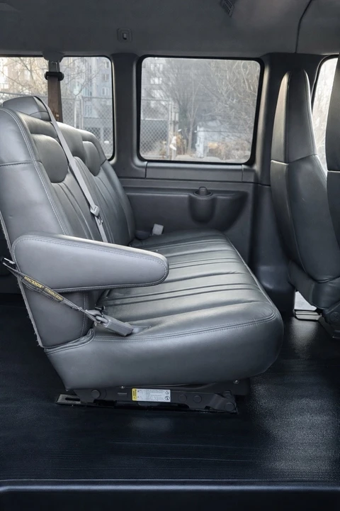 2004 Chevrolet Express - Image 7 of 8