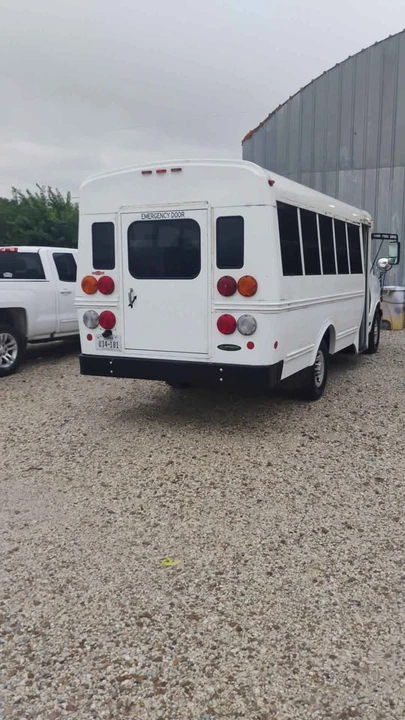 2004 Chevrolet Express - Image 9 of 9