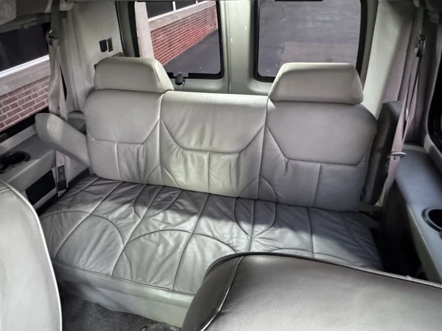 2004 Chevrolet Express - Image 8 of 12