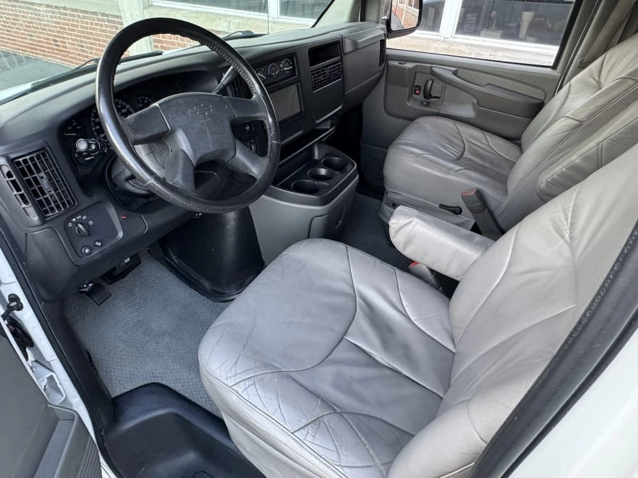 2004 Chevrolet Express - Image 5 of 12