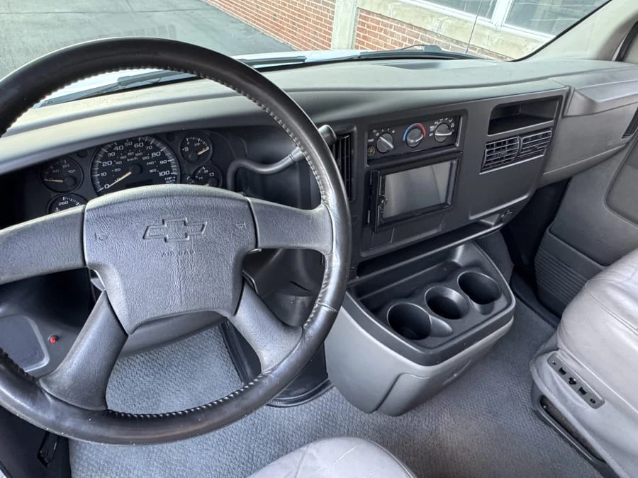 2004 Chevrolet Express - Image 6 of 12