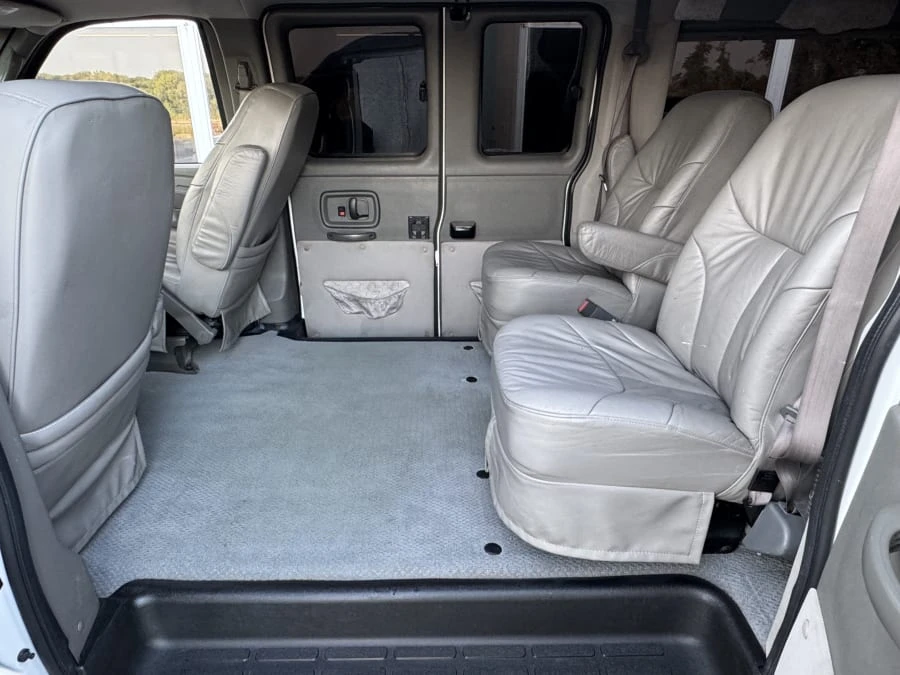 2004 Chevrolet Express - Image 9 of 12