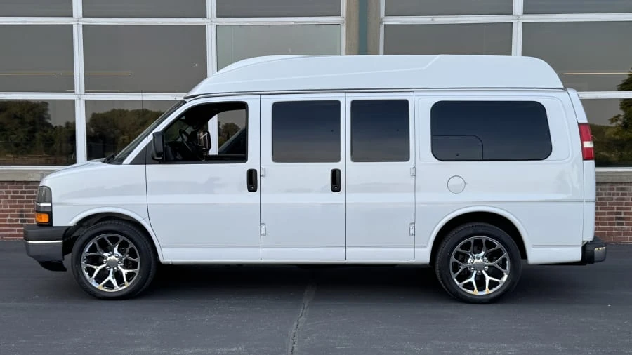 2004 Chevrolet Express - Image 2 of 12