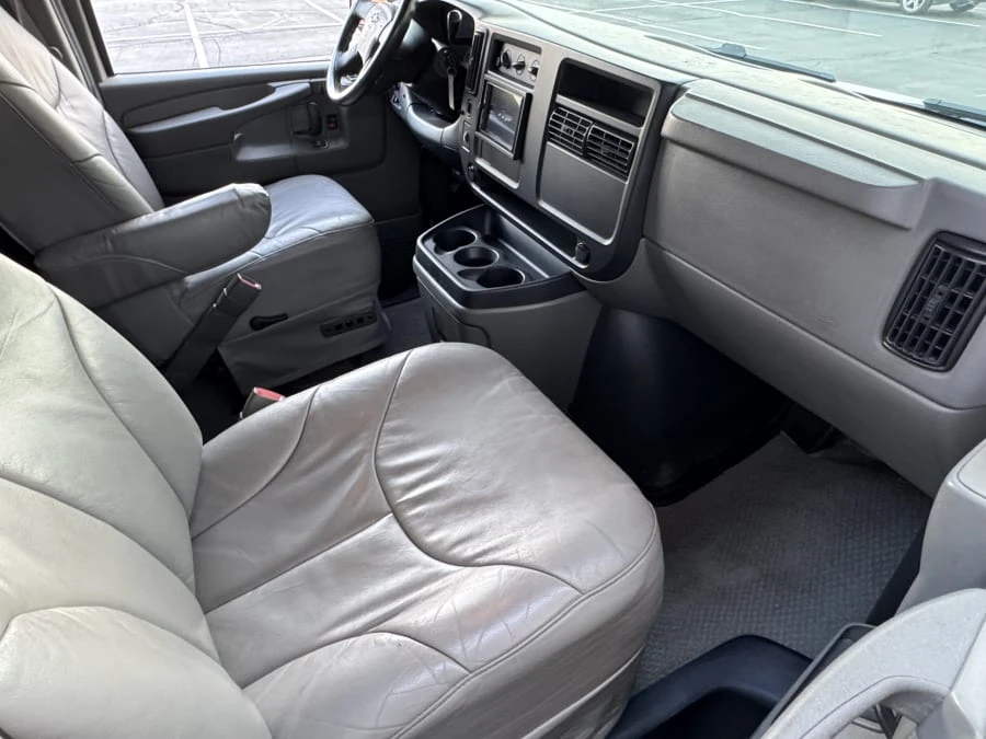 2004 Chevrolet Express - Image 10 of 12