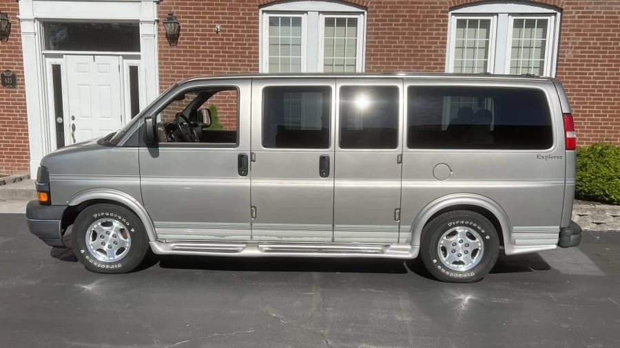 2004 Chevrolet Express - Image 2 of 10