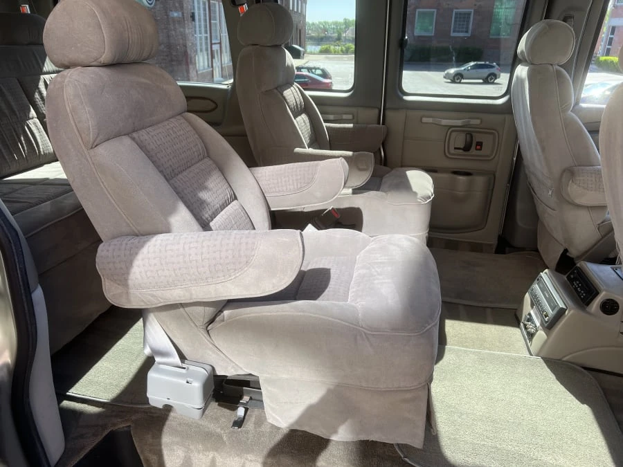 2004 Chevrolet Express - Image 8 of 10
