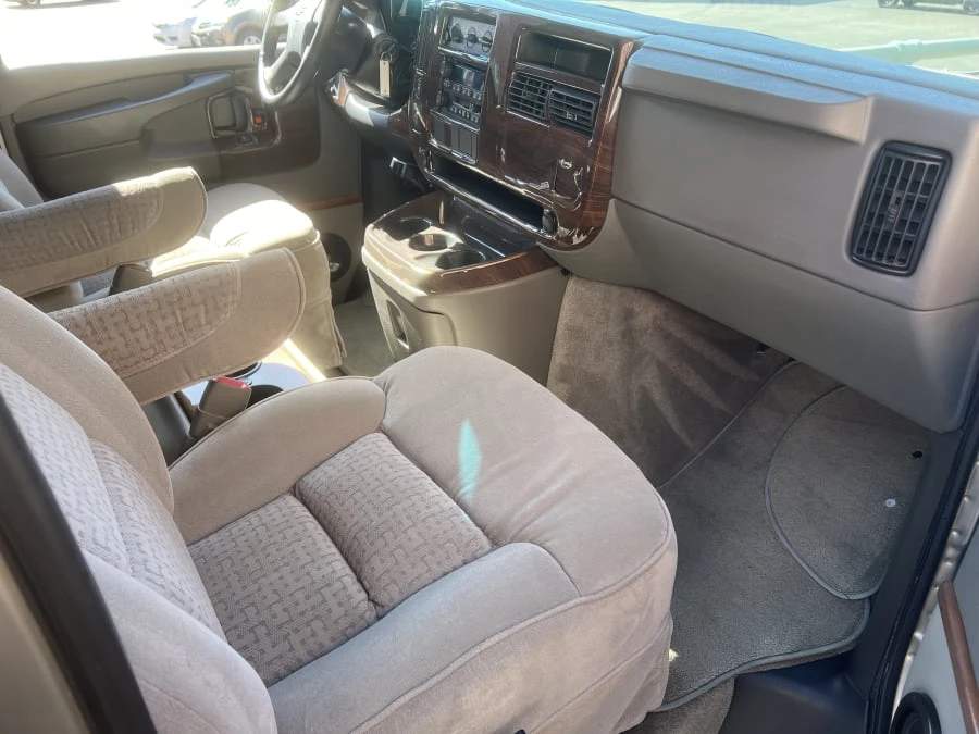 2004 Chevrolet Express - Image 9 of 10