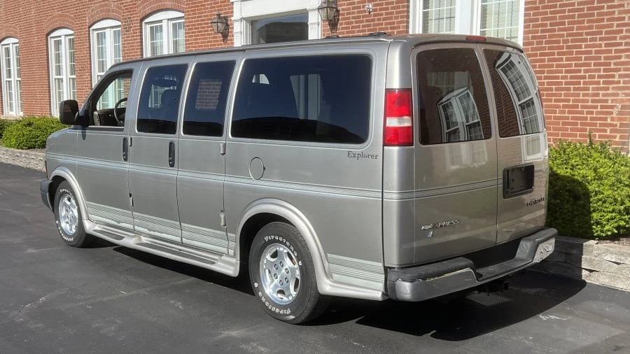 2004 Chevrolet Express - Image 3 of 10