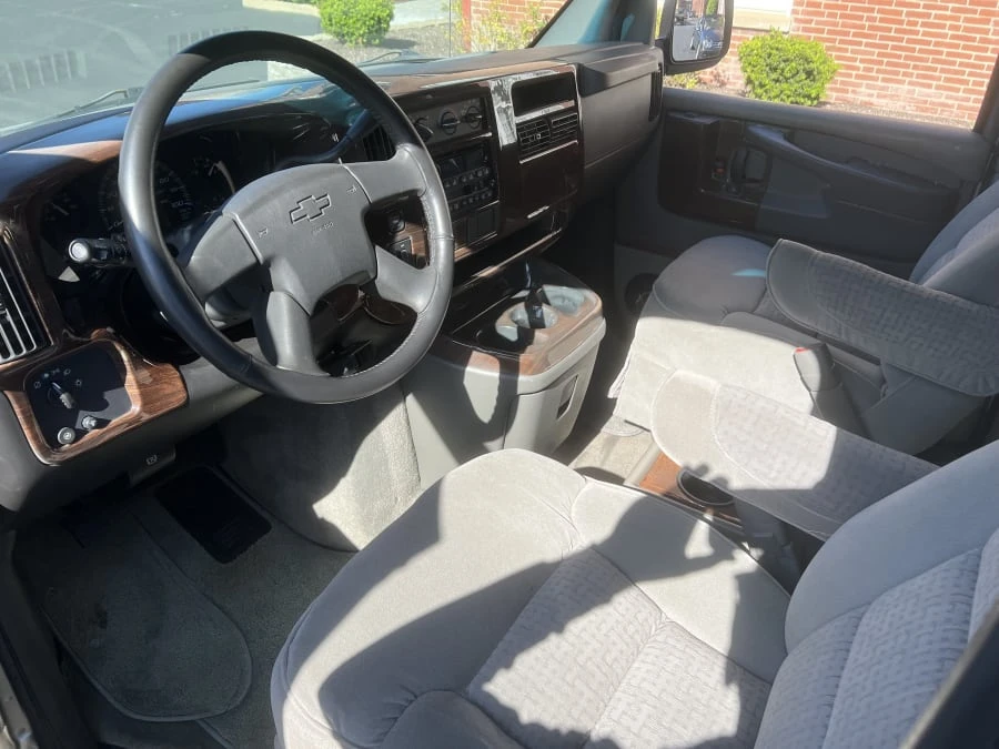 2004 Chevrolet Express - Image 4 of 10