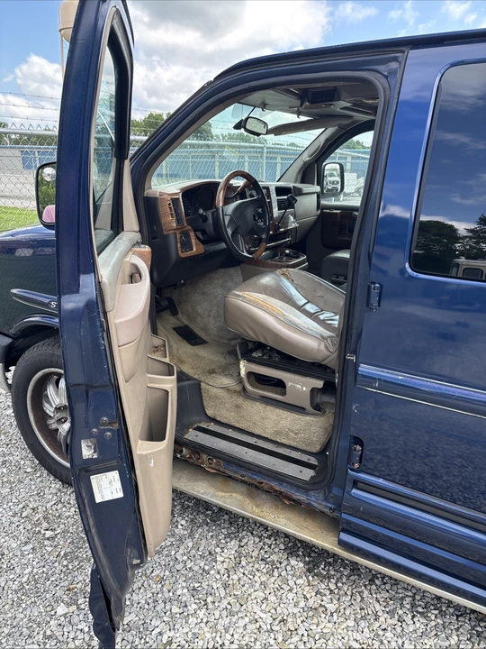 2004 Chevrolet Express - Image 9 of 13