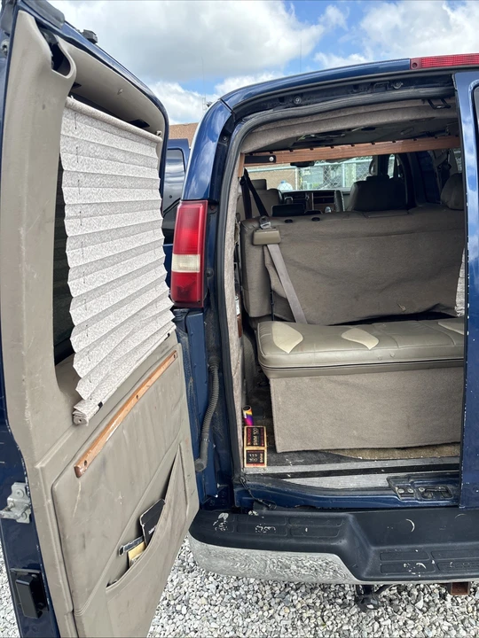2004 Chevrolet Express - Image 12 of 13