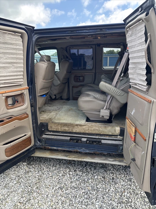 2004 Chevrolet Express - Image 10 of 13
